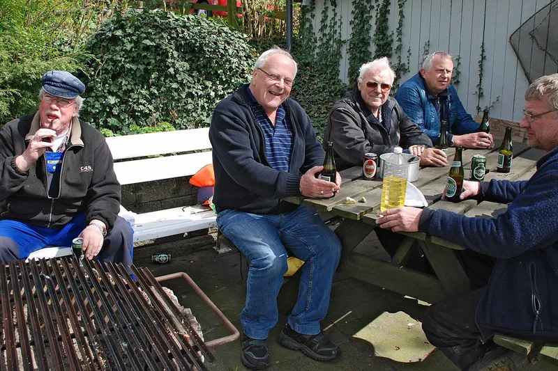Forårsrengøring og standerhejsning 2008 (5)