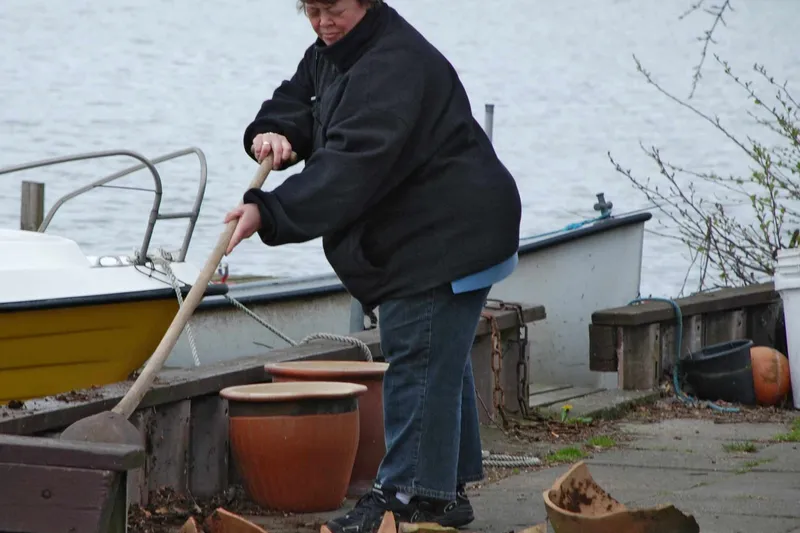 Forårsrengøring og standerhejsning 2008 (7)