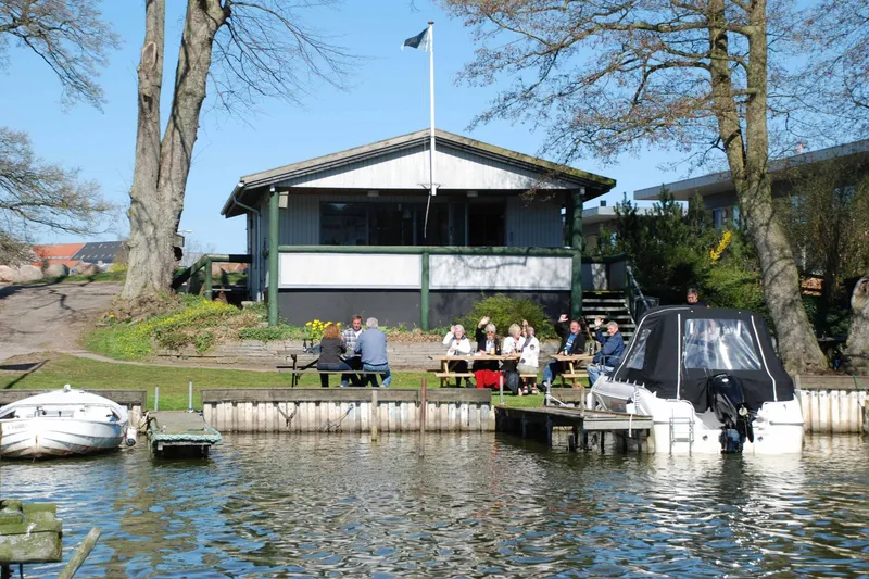 Forårsrengøring og standerhejsning 2009 (2)