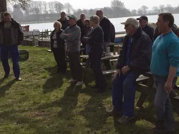 Forårsrengøring og standerhejsning 2015