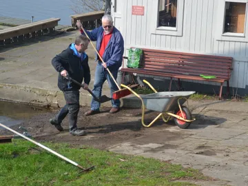 Forårsrengøring og standerhejsning 2019